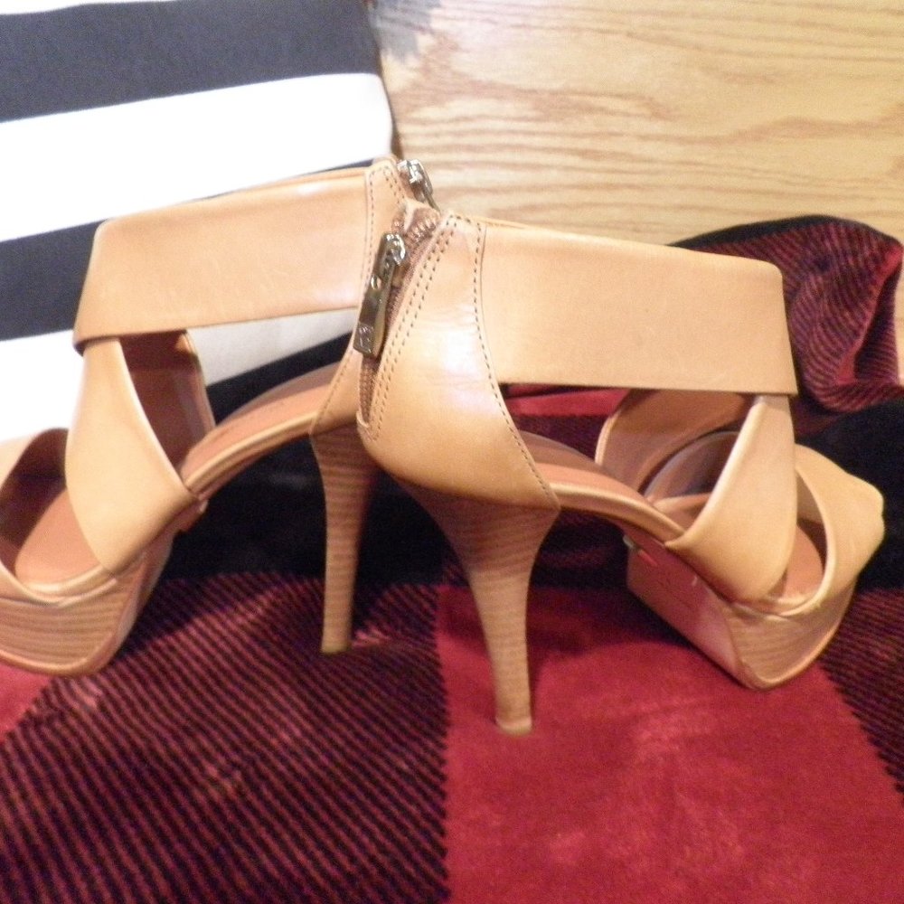 Pour La Victoire Tifara Platform Tan Open Toe Size 8